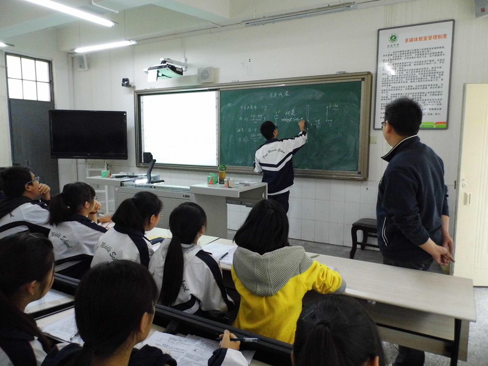 青年教师正在上课